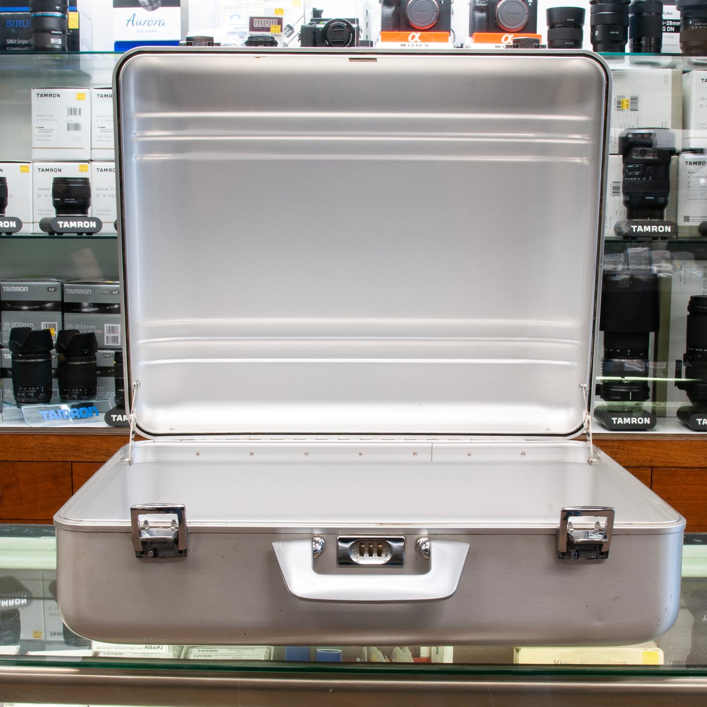 Pre-Owned Zero Halliburton Aluminum Camera Case 21" x 17" x 7"