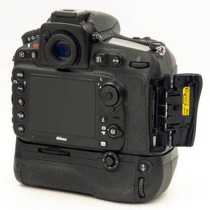 Nikon D810 36.3MP DSLR w/MB-D12 Battery Grip
