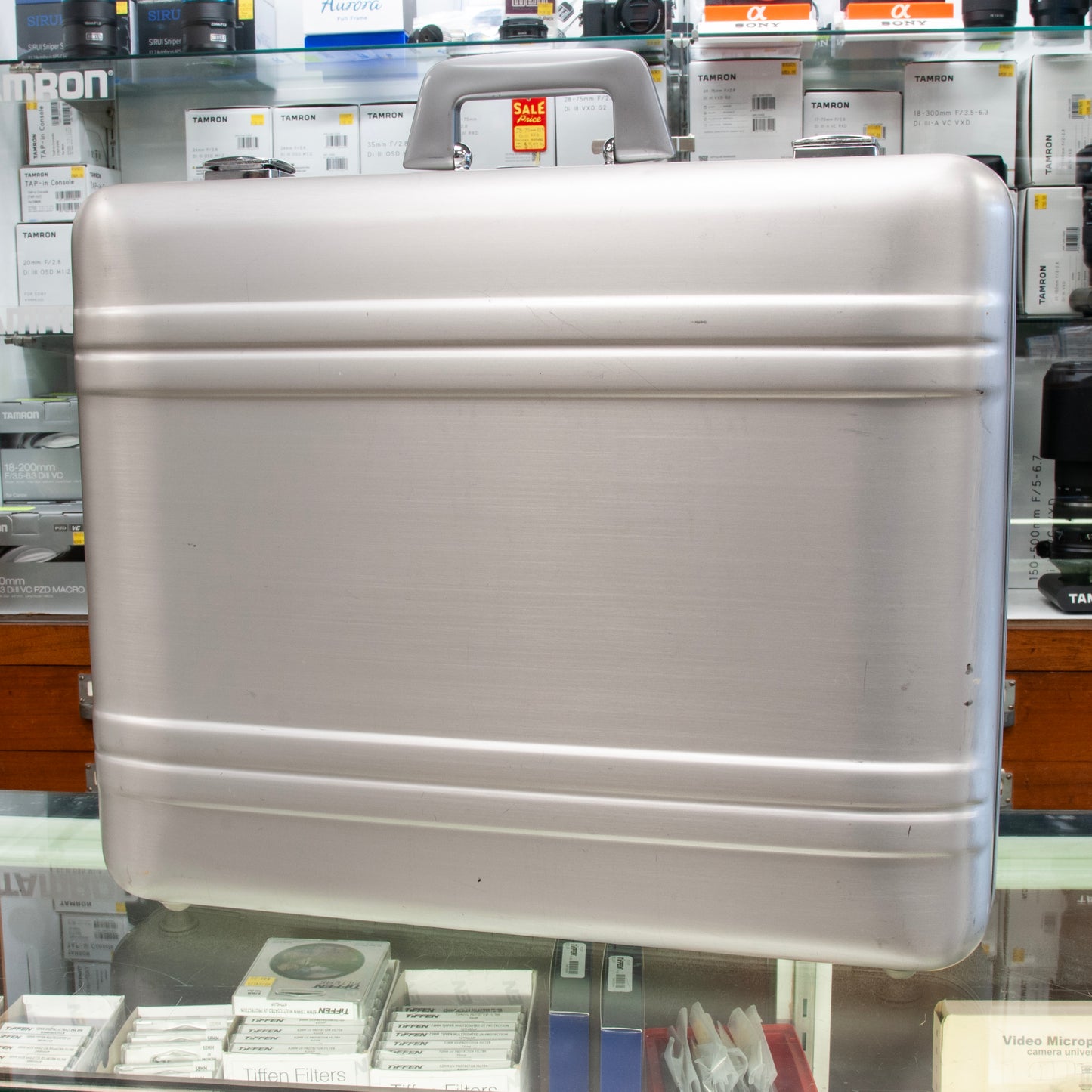 Pre-Owned Zero Halliburton Aluminum Camera Case 21" x 17" x 7"